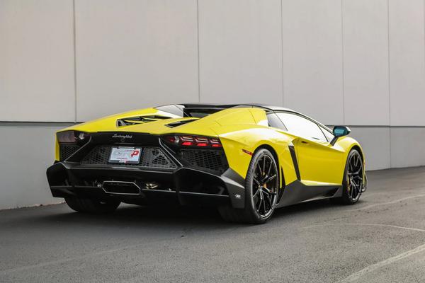 Lamborghini Aventador 50th Anniversario với màu sơn vàng nổi bật được rao bán đấu giá