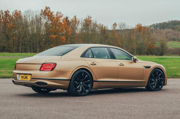 Top 10 mẫu sedan dùng động cơ V8 tốt nhất thế giới năm 2022