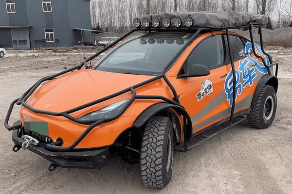 Độc đáo với Tesla Model Y bản độ off-road vượt sa mạc
