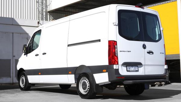 Xe van Mercedes-Benz Sprinter VS30 bị triệu hồi tại Australia do lỗi hệ thống phanh