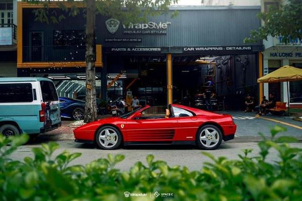 Ferrari 348 TS và F355 Berlinetta lăn bánh trên đường phố Việt Nam