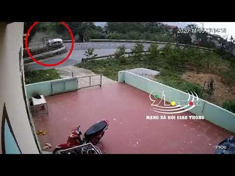 Sang đường, 2 học sinh bị ôtô 4 chỗ tông kinh hoàng