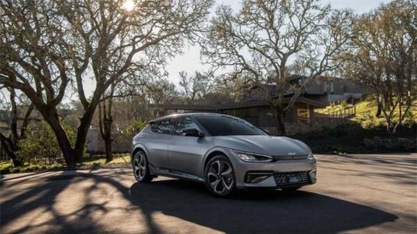 Kia EV6 2022 công bố giá bán với 3 phiên bản, từ 928 triệu đồng