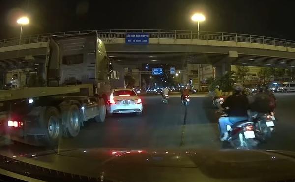 Xế sang Mercedes-Benz C-Class va chạm xe container tại ngã tư Hàng Xanh