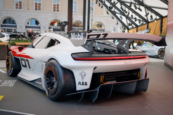 Porsche giới thiệu siêu xe điện mới Mission R mạnh hơn 1.000 mã lực