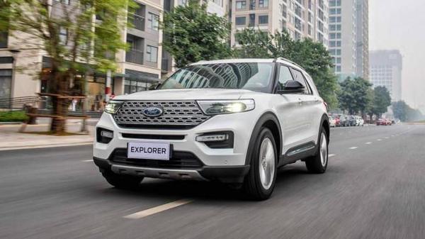 Khách mua Ford Explorer "khổ sở" khi phải chi thêm 300 trăm triệu để được lấy xe sớm
