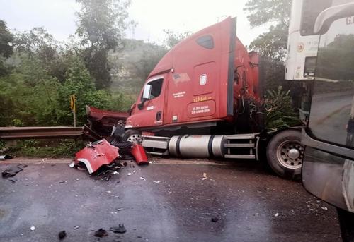 Xe container đầu kéo mất lái khi ôm cua, tông vào dải phân cách trên Quốc lộ 18