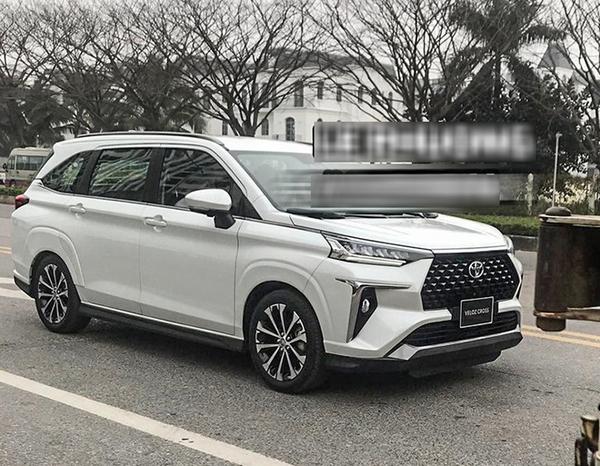 Toyota Veloz Cross bất ngờ xuất hiện trên đường phố Hà Nội