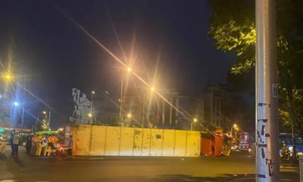 Container lật nghiêng tại vòng xoay Lý Thái Tổ, TP.HCM khiến giao thông ùn tắc nghiêm trọng