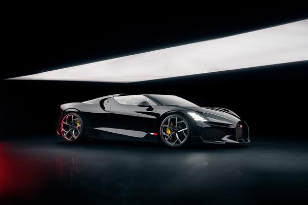 "Bắt trọn" siêu xe Bugatti W16 Mistral đạt vận tốc hơn 420 km/h