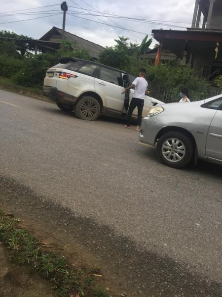 Vợ chồng Huấn 'hoa hồng' gặp nạn khi lái xế sang Range Rover