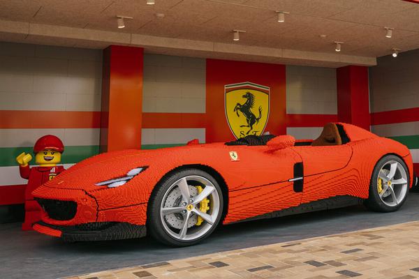 Ferrari Monza SP1 cỡ lớn được làm hoàn toàn bằng các mảnh ghép Lego