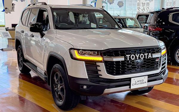 Toyota Land Cruiser GR Sport 2022 có mặt tại đại lý, giá sau quy đổi từ 1,6 tỷ đồng