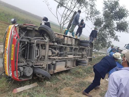 Tránh xe máy tại khúc cua, xe buýt ngã nhào xuống con kênh bên đường