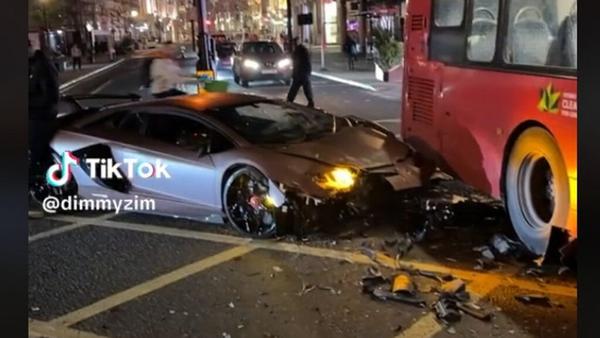 Lamborghini Aventador SVJ nửa triệu đô đâm vào xe buýt hai tầng
