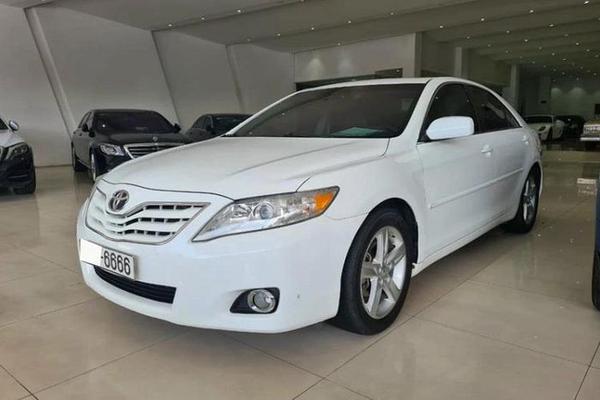 Toyota Camry 13 năm tuổi biển tứ quý rao bán giá 950 triệu đồng