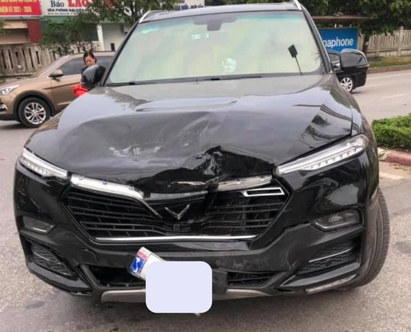 VinFast LUX SA2.0 tông đuôi Toyota Vios khiến 2 phương tiện hư hỏng nặng nề