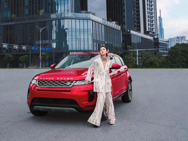 Ngắm Châu Bùi bên Range Rover Evoque