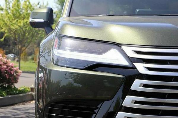 "Soi" Lexus LX600 màu độc Terrane Khaki tại Việt Nam