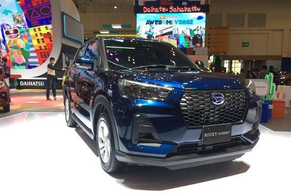Daihatsu Rocky e-Smart Hybrid được ra mắt với ngoại hình tương đồng Toyota Raize