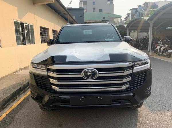 Ảnh thực tế Toyota Land Cruiser 2022 chính hãng đầu tiên về Việt Nam