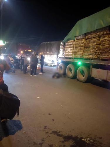 Tai nạn liên hoàn giữa ô tô, xe máy và xe container khiến người đàn ông bị xe container kéo lê trên đường, đi cấp cứu trong tình trạng nguy kịch
