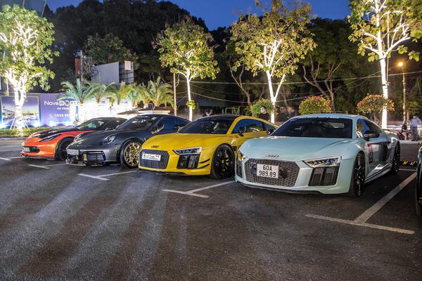 Loạt siêu xe tham dự hành trình đầu tiên của năm 2022