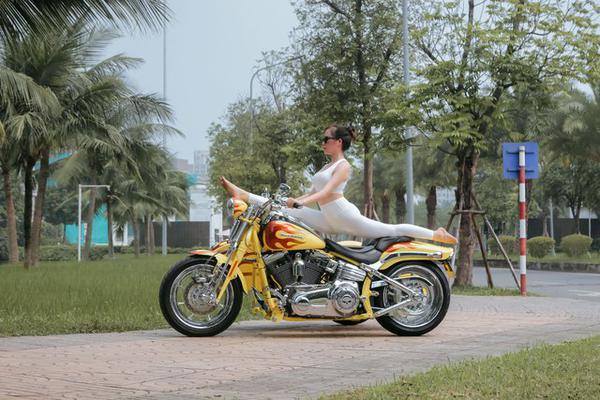 HLV Yoga khoe đường cong với sidecar Harley Davidson CVO Softail Springer 2009