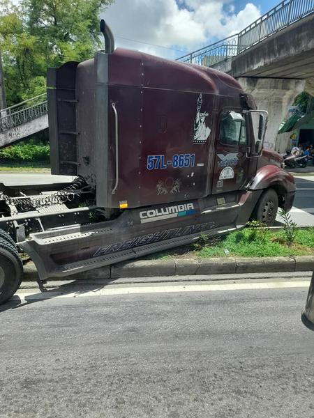 Xe container phanh gấp trước đèn đỏ rồi lao lên dải phân cách tại Hải Phòng