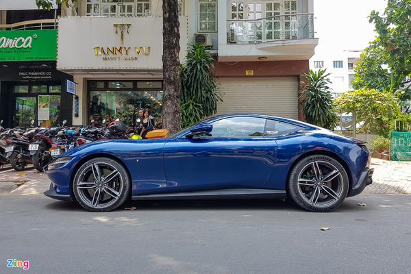Ferrari Roma đầu tiên xuất hiện tại Việt Nam với màu sơn xanh nổi bật, thu hút mọi ánh nhìn