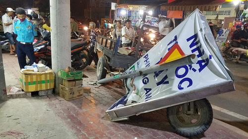 Tông chết người rồi tiếp tục lao vào các biển báo giao thông, xe ba gác mới chịu dừng lại