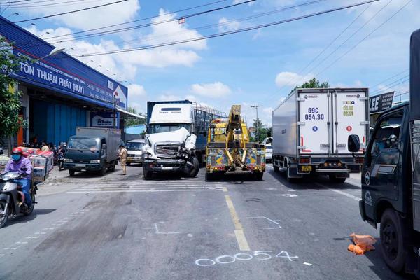 Tài xế lái xe đầu kéo dương tính với ma túy đá, tông xe cảnh sát, vượt trạm thu phí gây tai nạn liên hoàn náo loạn 50km đường đi
