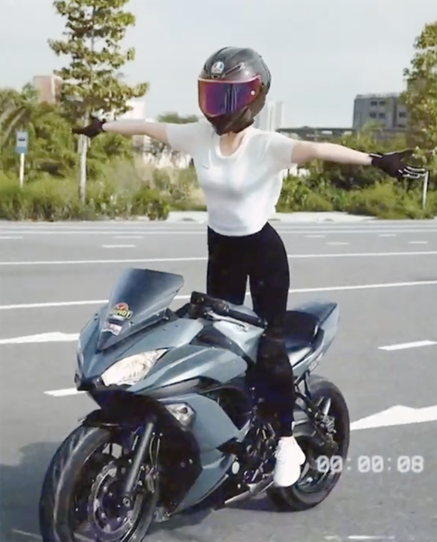 Công an mời người mẫu Ngọc Trinh làm việc vụ thả 2 tay khi lái mô tô