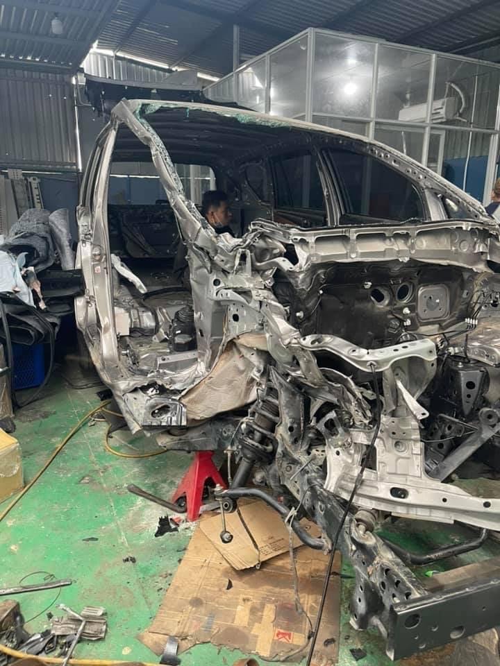 Cận cảnh quy trình cải tử hoàn sinh biến xe tai nạn đâm đụng thành nguyên zin từng con ốc