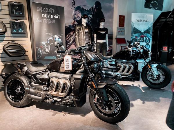 Huấn "Hoa Hồng" được vợ tặng mô tô phân khối lớn Triumph Rocket III