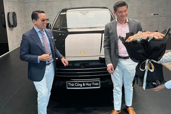 Nhà thiết kế Thái Công cùng "tình trẻ" kém 17 tuổi rước Porsche Cayenne 2022