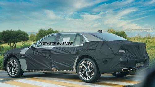 Soi chi tiết nội thất hiện đại của Hyundai Genesis G90 qua lớp ngụy trang