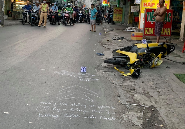Tài xế điều khiển ô tô bỏ trốn sau va chạm với xe máy khiến 1 người tử vong tại quận 12