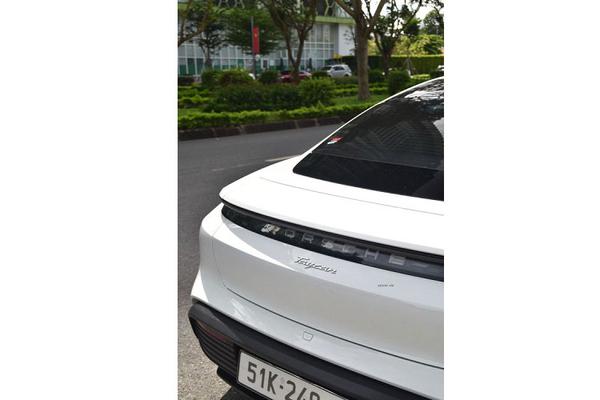 Siêu xe điện Porsche Taycan giá 4,7 tỷ trên phố