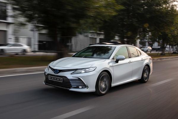 Sức mua ôtô giảm, xe hybrid tại Việt Nam vẫn hút khách, xe điện có cạnh tranh nổi?