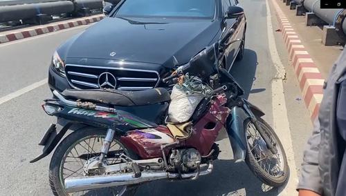 Người đàn ông dừng xe giữa đường nhặt tiền rơi, bị xế sang Mercedes tông trúng và cái kết ấm lòng