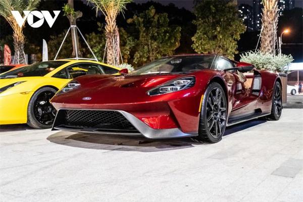 Chiêm ngưỡng Ford GT với màu sơn đỏ hàng hiếm tại Việt Nam