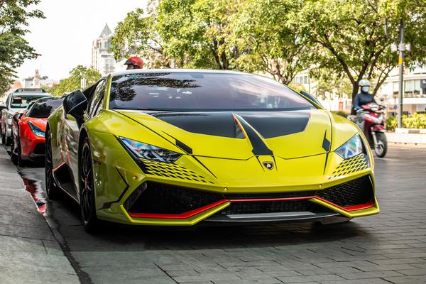 Cận cảnh Lamborghini Huracan độ theo phong cách STO tại TP.HCM