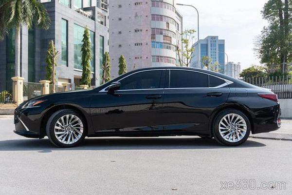 Lexus ES 2021 "chạy lướt" ở Hà Nội rao bán giá đắt hơn xe mới