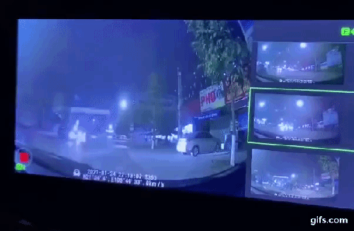 Xe máy tông trúng ô tô đang sang đường khiến 2 người bị thương nặng