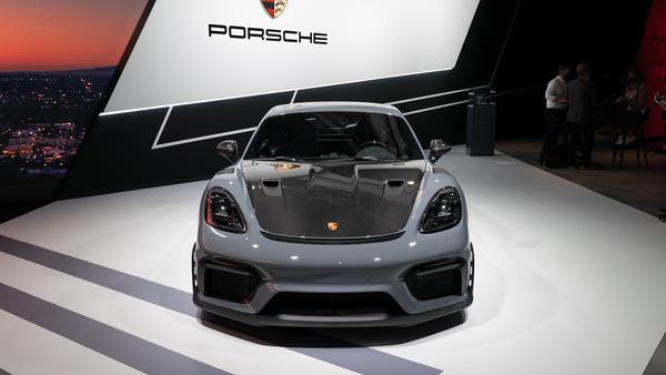 Chiêm ngưỡng Porsche 718 Cayman GT4 RS vừa ra mắt tại Los Angeles Auto Show 2021