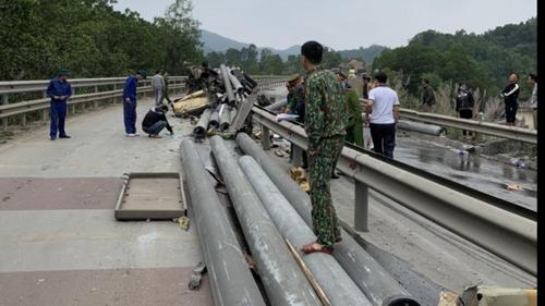 Tài xế xe đầu kéo bị cột điện đè, tử vong tại chỗ sau cú tông vào dải phân cách đường