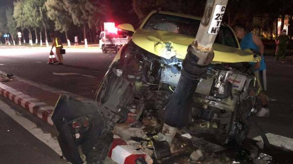 Tài xế taxi ngủ gục, tông gãy cột đèn đường hiện bị thương nặng được đưa đi cấp cứu