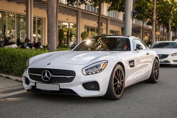 Ngắm Mercedes-AMG GT S xuống phố với ngoại thất được làm mới