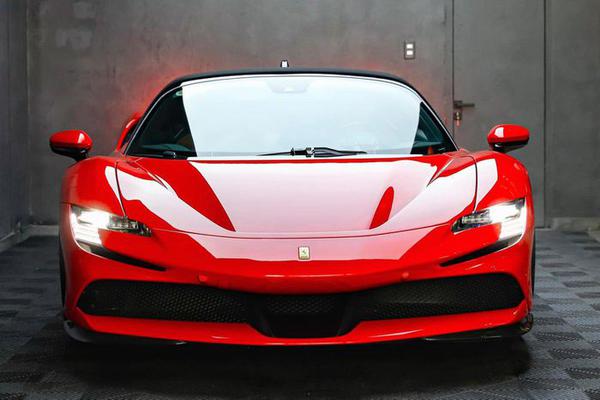 Chi tiết chiếc Ferrari SF90 Stradale thứ 5 xuất hiện tại Việt Nam